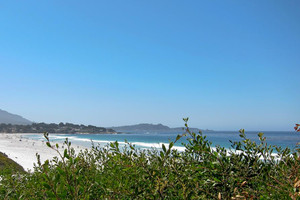 Imageabout With lots of places to have an afternoon picnic or watch the sunset, Carmel Beach is a treat for everyone.