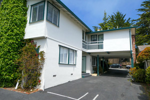 Imageabout Corner building near the parking area. Rooms 30-36 are located here. Rooms 35 and 36 offer peak ocean views.